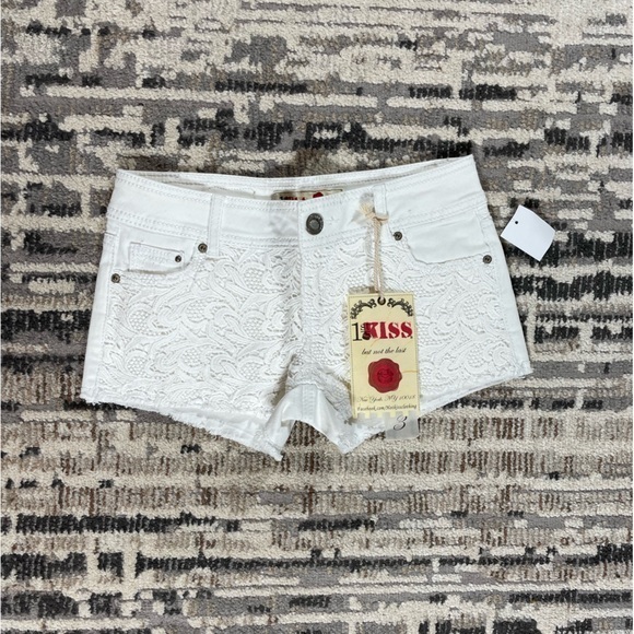 n!a Pants - New White Lace Decor Low Rise Western Style Jean Shorts Size 3
